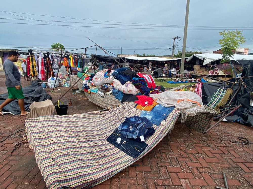 Feirantes têm barracas e produtos destruídos durante chuva em Juazeiro do Norte