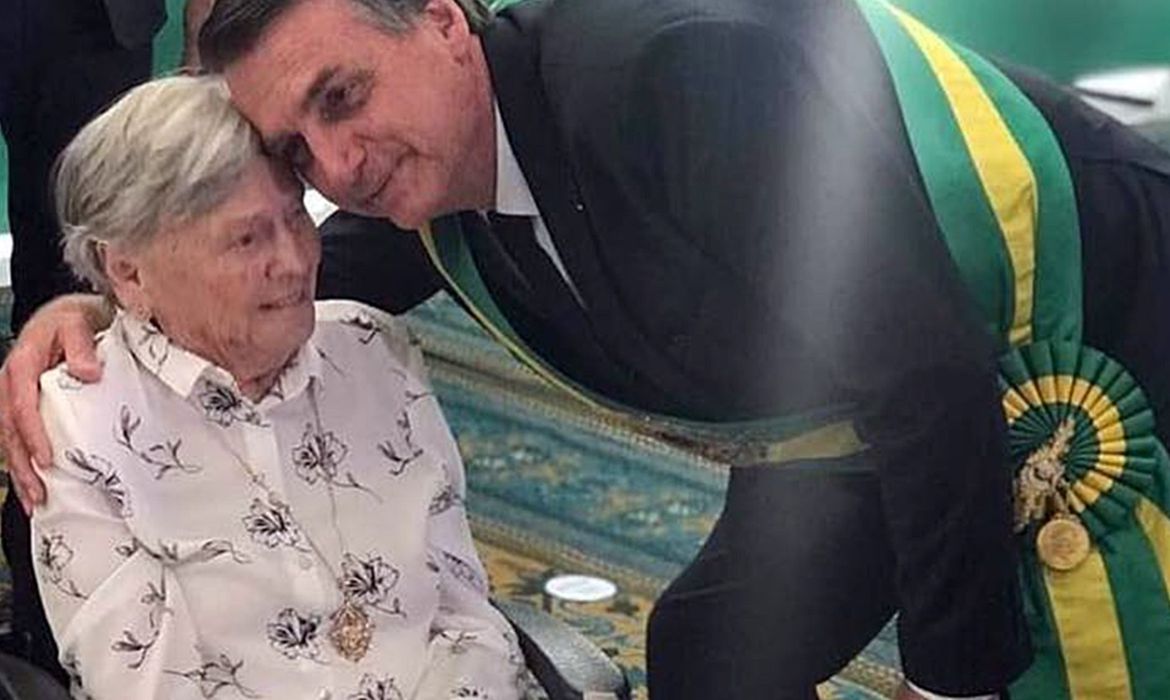 Mãe do presidente Jair Bolsonaro morre aos 94 anos