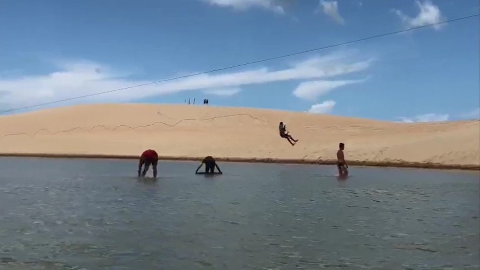 Cabo de aço rompe, e homem cai de tirolesa em praia em Camocim