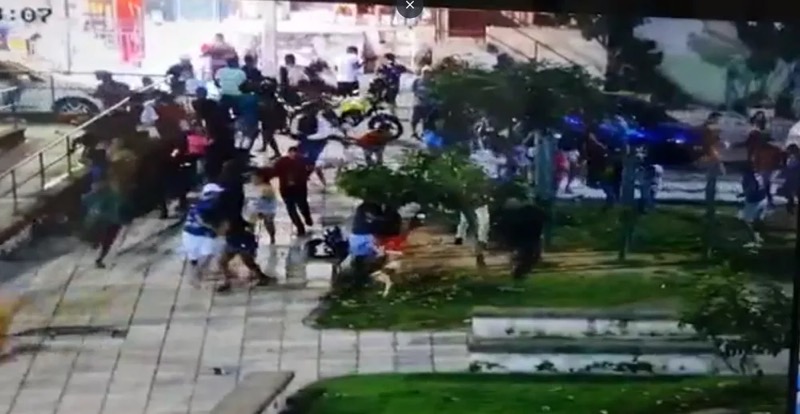 Moradores correm em praça pública para fugir de tiros que mataram homem em Crato; Veja o Vídeo
