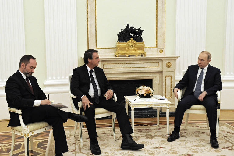 Ao lado de Putin no Kremlin, Bolsonaro defende soberania de países e empenho pela paz