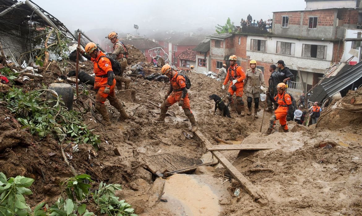 Após chuva em Petrópolis, número de mortos chega a 44
