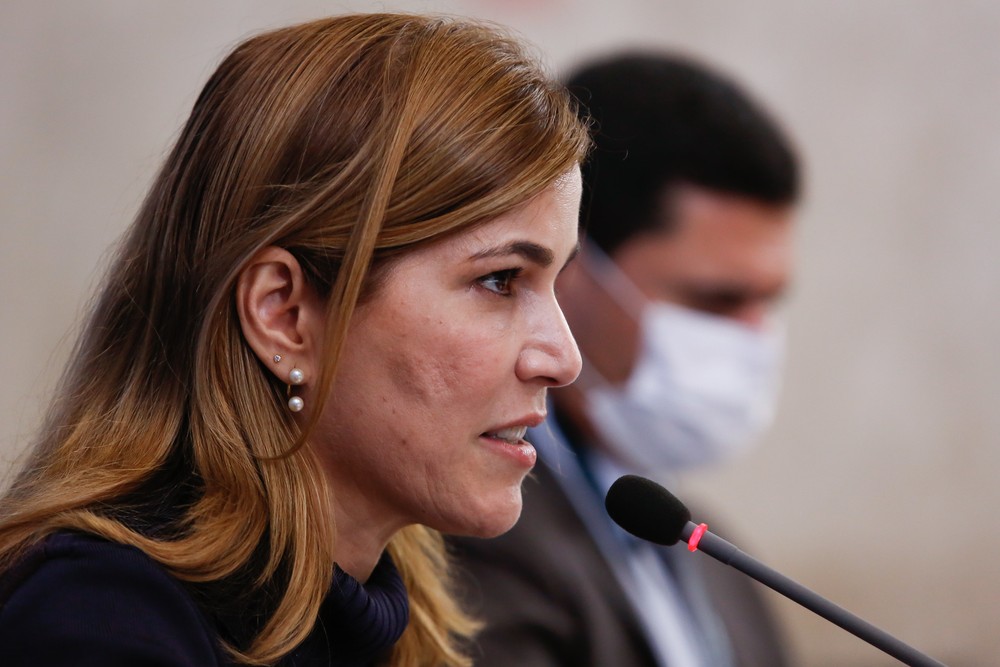 Mayra Pinheiro, a ‘Capitã Cloroquina’, deixa Ministério da Saúde