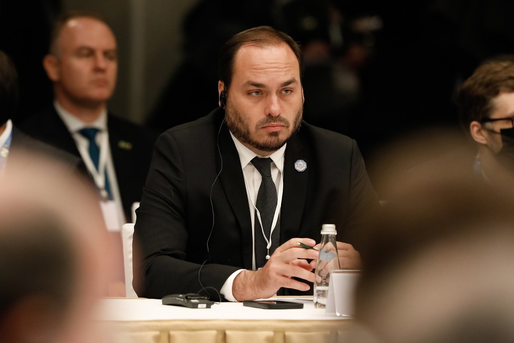 Viagem de Carlos Bolsonaro à Rússia com a comitiva presidencial pode ser alvo do inquérito dos atos antidemocráticos