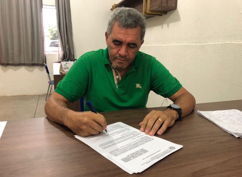 Deda assina parceria com o Ministério Público para combater trabalho infantil em Farias Brito