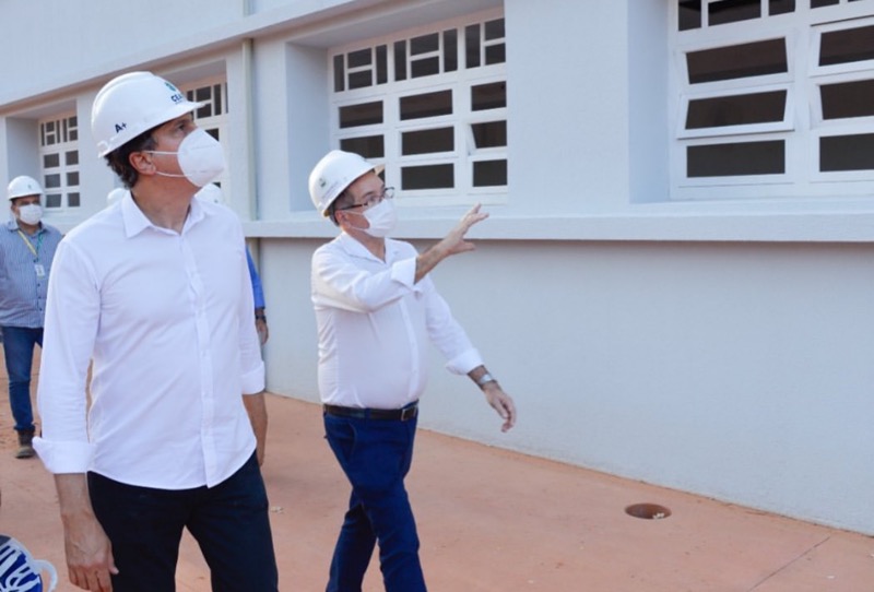 Ao lado Zé Ailton, Camilo visita obras do Centro Cultural do Cariri, no Crato