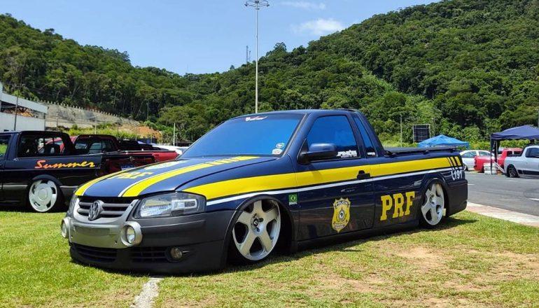 Saveiro rebaixada e caracterizada como viatura da PRF é apreendida em Santa Catarina