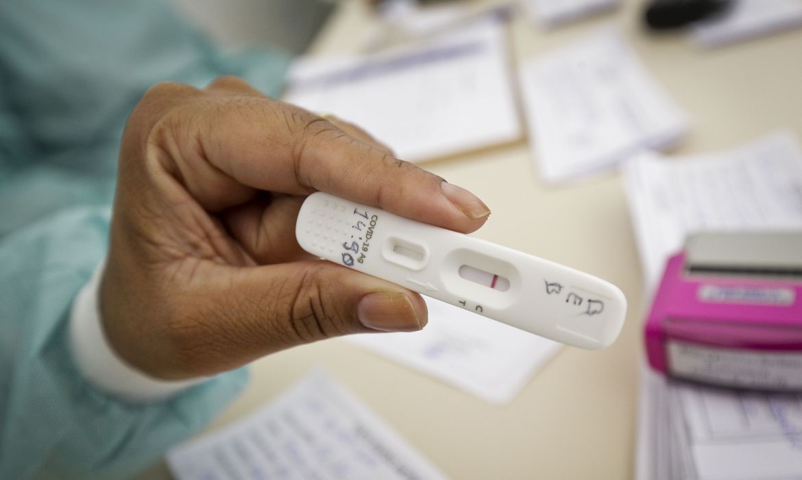 Casos de covid-19 chegam a 27,4 milhões no Brasil