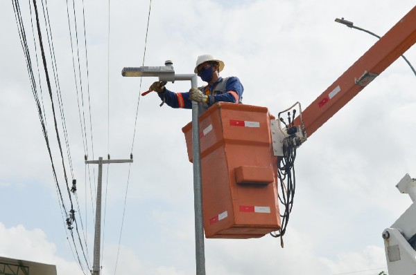 Crato inicia troca da iluminação do calçadão da Avenida do Palmeiral