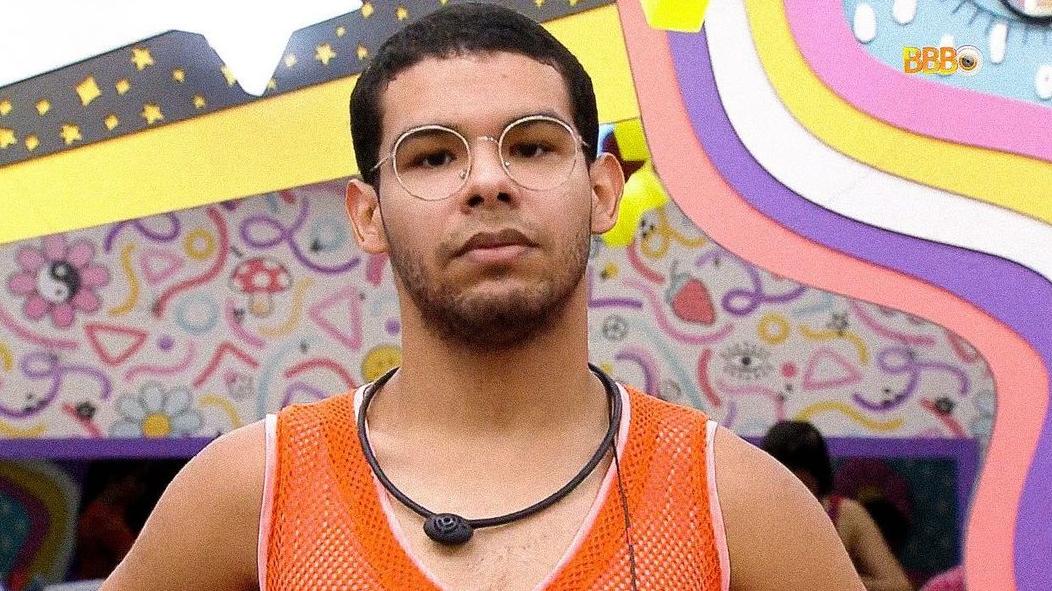 Equipe de Vyni, do BBB 22, aciona jurídico após cearense sofrer homofobia fora do reality
