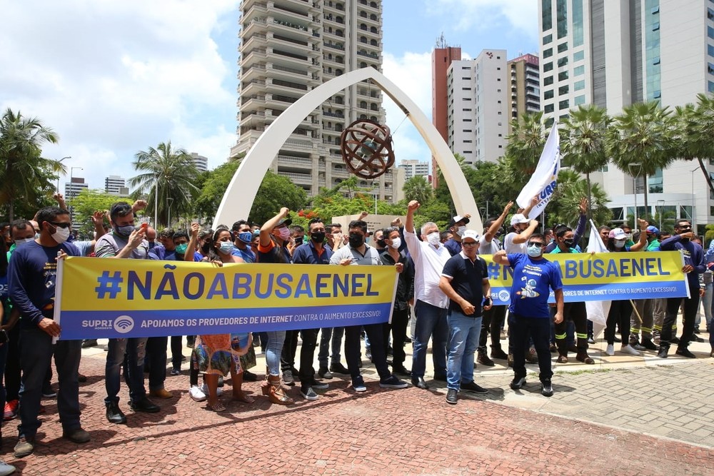 Empresários de provedores de internet fazem manifestação contra aumento de taxa de postes pela Enel no Ceará