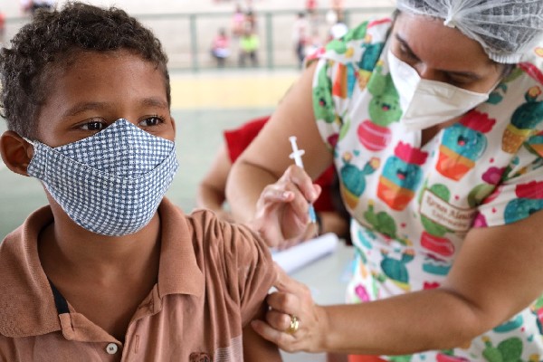 Crianças de 6 a 11 anos recebem a 2ª dose da Coronavac em Crato, nesta quinta-feira, 10