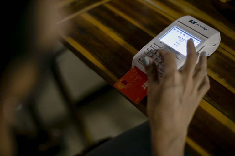 Endividamento atinge maior patamar em 12 anos e afeta 76% das famílias no Brasil