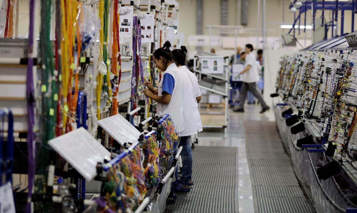 Produção industrial recua 2,4% em janeiro no Brasil