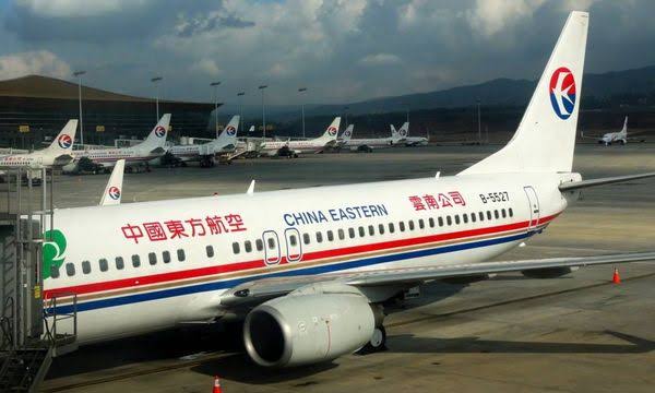 Avião com 132 pessoas a bordo cai na China