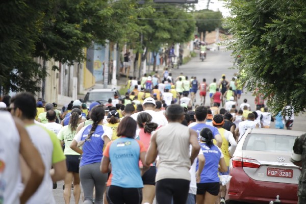 Juazeiro entrega kits da Meia Maratona Padre Cícero