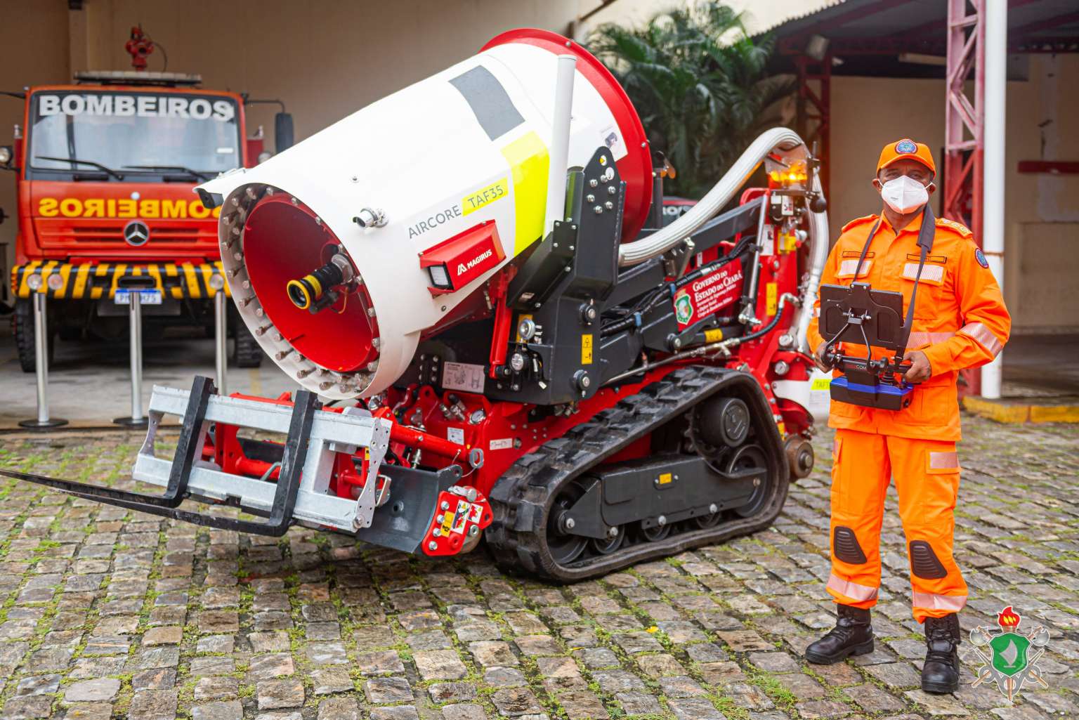 Bombeiros do Ceará recebem robô para apagar incêndio e novo fardamento laranja