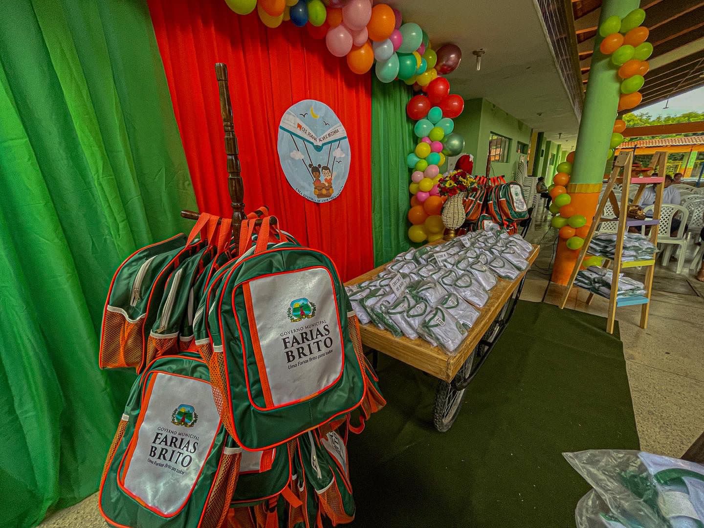 Farias Brito realiza entrega de Kit Escolar completo na rede municipal de ensino