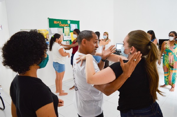 Mulheres em Crato participam de aula de defesa pessoal