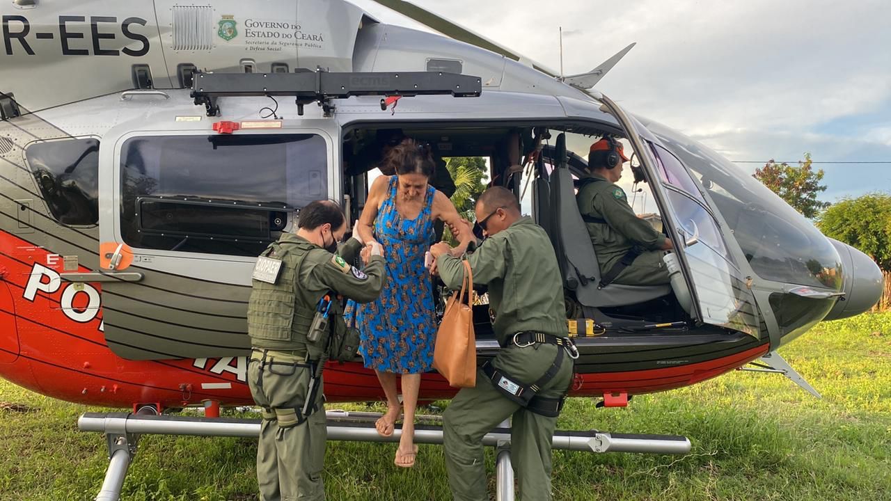 Helicóptero da Ciopaer resgatou 11 pessoas com vida após temporal em Várzea Alegre