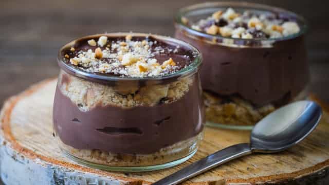 Mousse de chocolate com leite condensado e bolacha