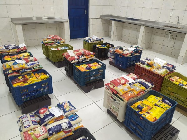 Alimentos arrecadados na Meia Maratona Padre Cícero são distribuídos