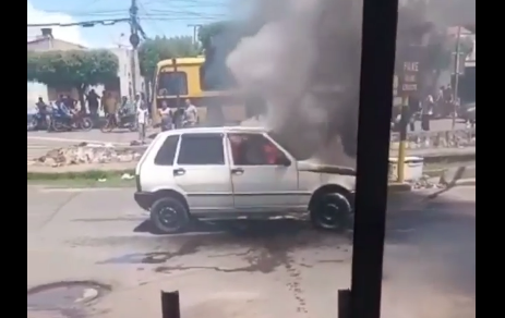 Carro rompe em chamas em rua de Juazeiro do Norte