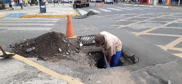 Com a volta das chuvas, Juazeiro faz força-tarefa para desentupir rede de drenagem