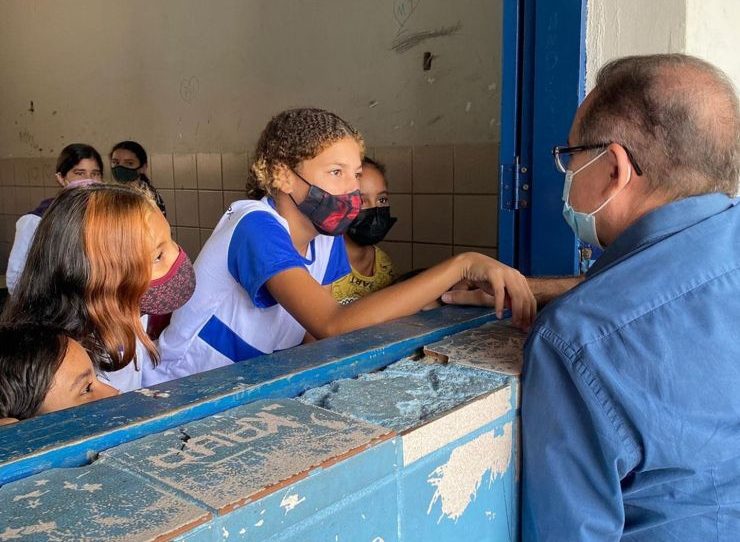 Crato: Ze Aílton faz visita surpresa a alunos de escola municipal