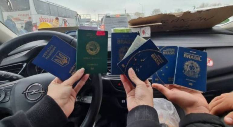 Brasileiros alugam carros para resgatar conterrâneos na Ucrânia