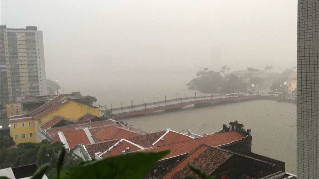 Fortes chuvas causam alagamentos e mortes no Grande Recife