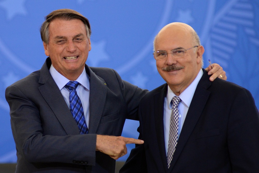 Bolsonaro é convencido por aliados a tirar Milton Ribeiro do Ministério da Educação