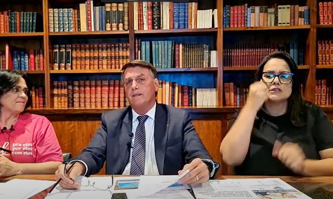Bolsonaro diz que “bota a cara no fogo” por ministro da Educação