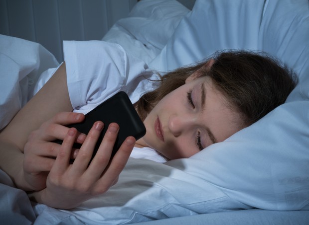 Meninas são afetadas negativamente pelas redes sociais mais cedo do que meninos, sugere estudo
