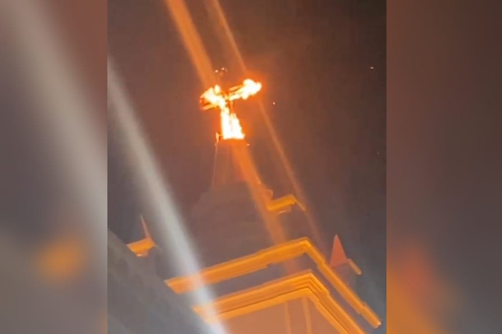 Cruz em torre de igreja pega fogo durante celebração da missa de cinzas em Missão Velha