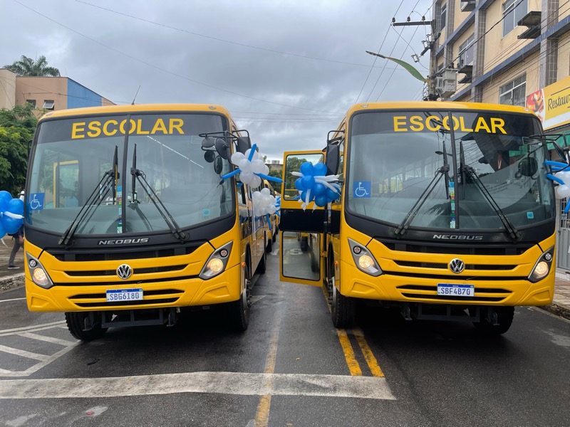 Crato entrega dez novos ônibus escolares e anuncia investimento de R$ 8 milhões na Educação