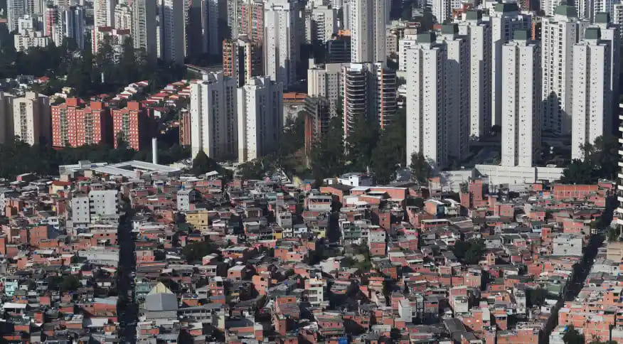 Mais da metade dos domicílios no Brasil está abaixo da linha da pobreza, diz estudo