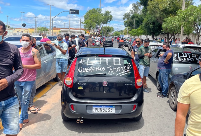 Motoristas de aplicativo fazem manifestação em frente à Delegacia de Juazeiro do Norte para pedir mais segurança