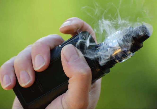 Uso de cigarros eletrônicos entre adolescentes põe colégios em alerta