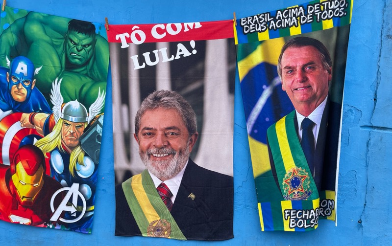 Toalhas de Lula e Bolsonaro bombam em vendas em Juazeiro: qual você compraria?
