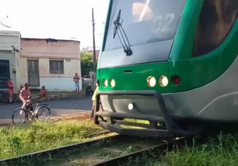 VLT tem trajeto suspenso após mulher ficar embaixo de vagão, no Crato