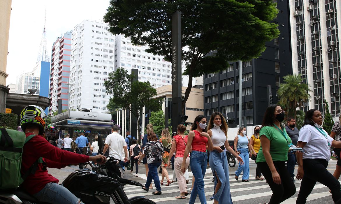 Covid-19: Brasil tem 29,9 milhões de casos e 659,7 mil mortes