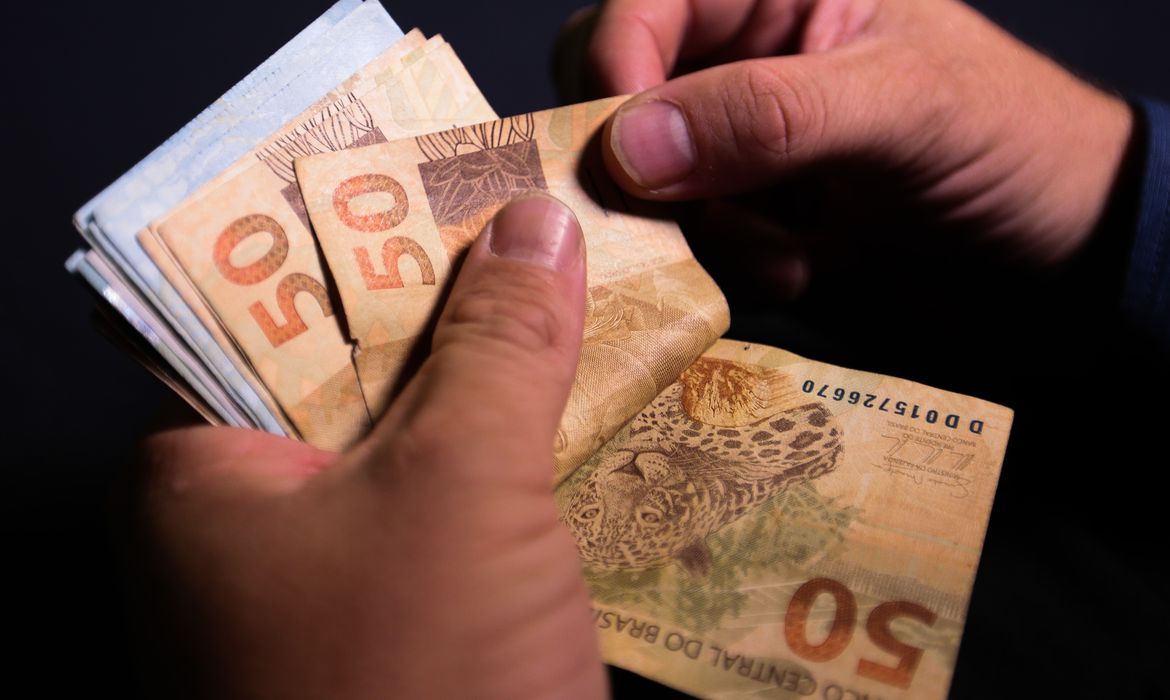 Com Selic a 12,75%, quanto rende investir R$ 1.000 em poupança, Tesouro ou fundo