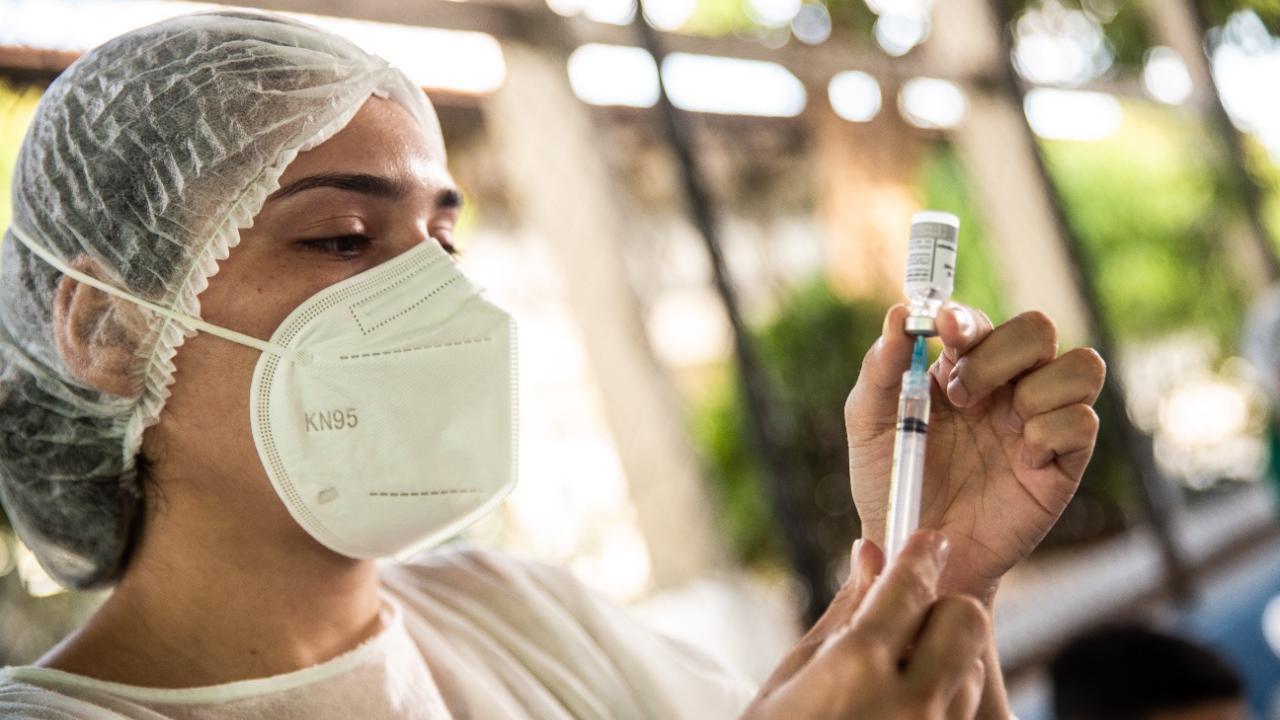 Só 33 cidades do Ceará atingiram 70% de dose de reforço e poderiam tirar máscaras em áreas fechadas