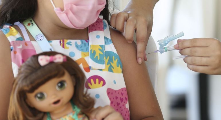 Nenhuma criança ou adolescente morreu por causa da vacina contra Covid, diz Ministério da Saúde
