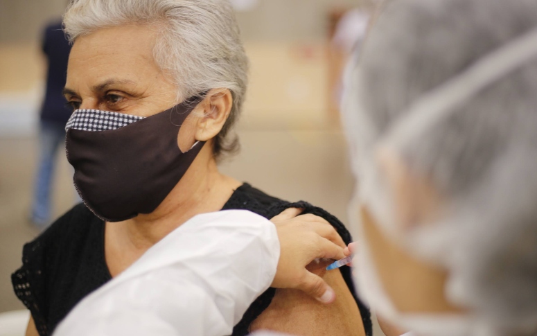 Idosos a partir de 70 anos podem tomar quarta dose da vacina contra a covid-19 no Ceará