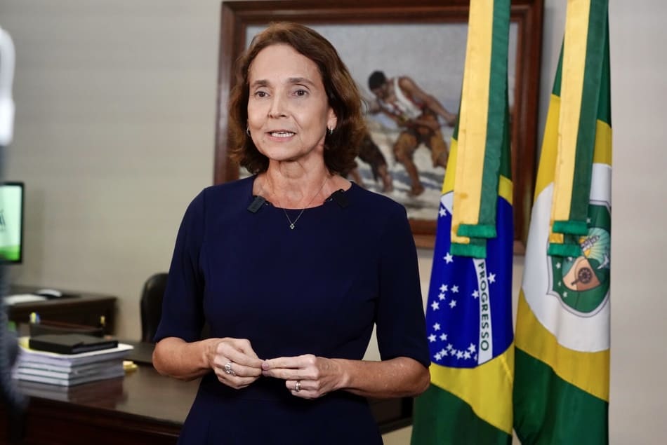 Izolda Cela anuncia pagamento da primeira parcela do 13º salário dos servidores estaduais para o próximo mês
