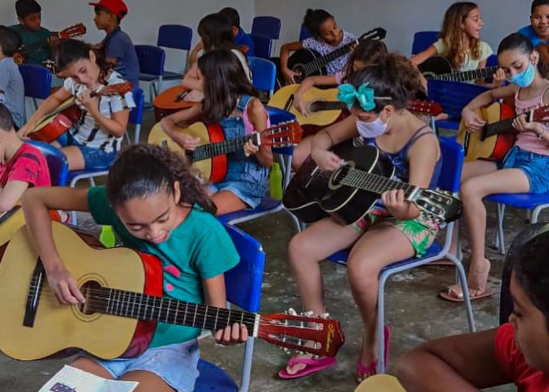 Farias Brito: projeto da Prefeitura oferta aulas de violão gratuitas para crianças