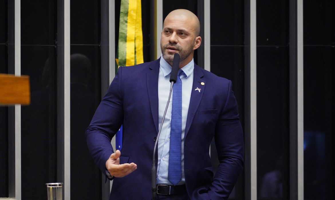 Ministro do STF multa deputado Daniel Silveira em R$ 405 mil