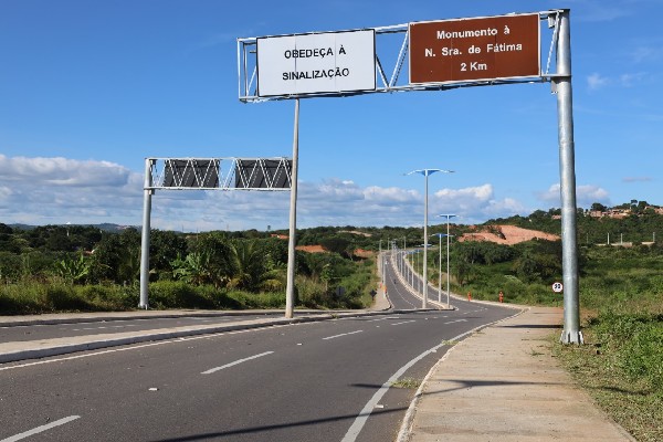 Governadora e Prefeito do Crato inauguram Av. e assinam ordens de serviço de trecho de anel viário e Areninha